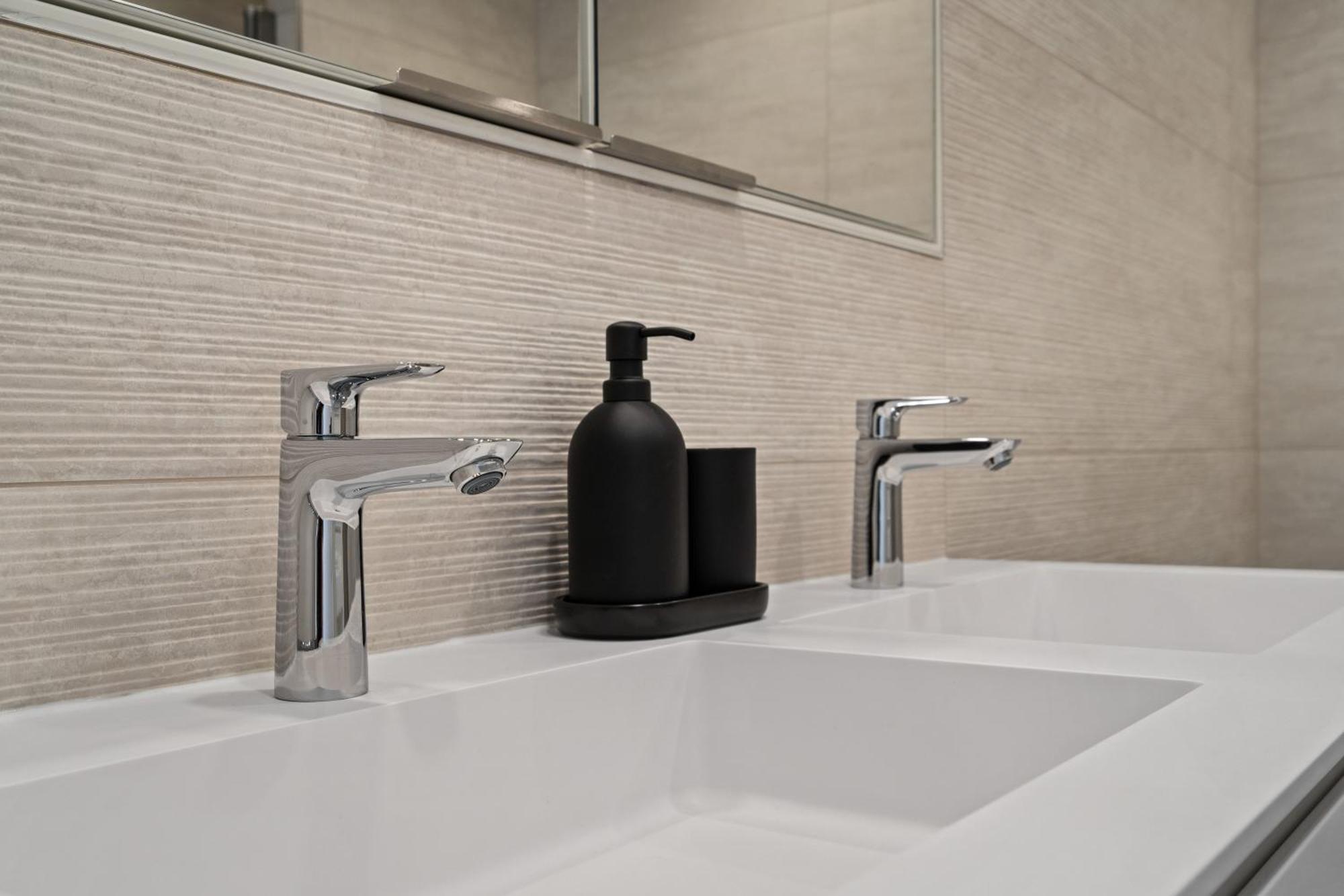 Stylish Downtown Escape With Comforts *